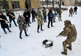 FOTO // O bunicuță din Kiev se antrenează alături de armată pentru a-și apăra țara de o eventuală invazie a Rusiei
